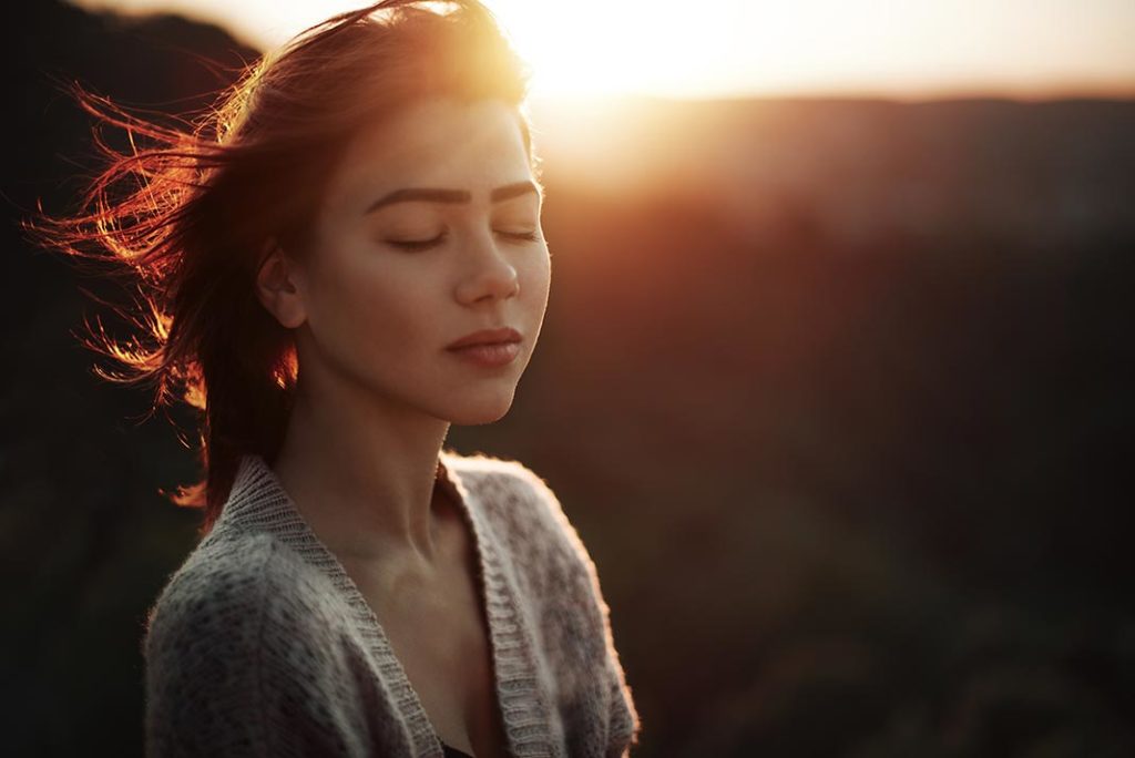 Magnifique femme devant le soleil couchant, magazine Découverte.