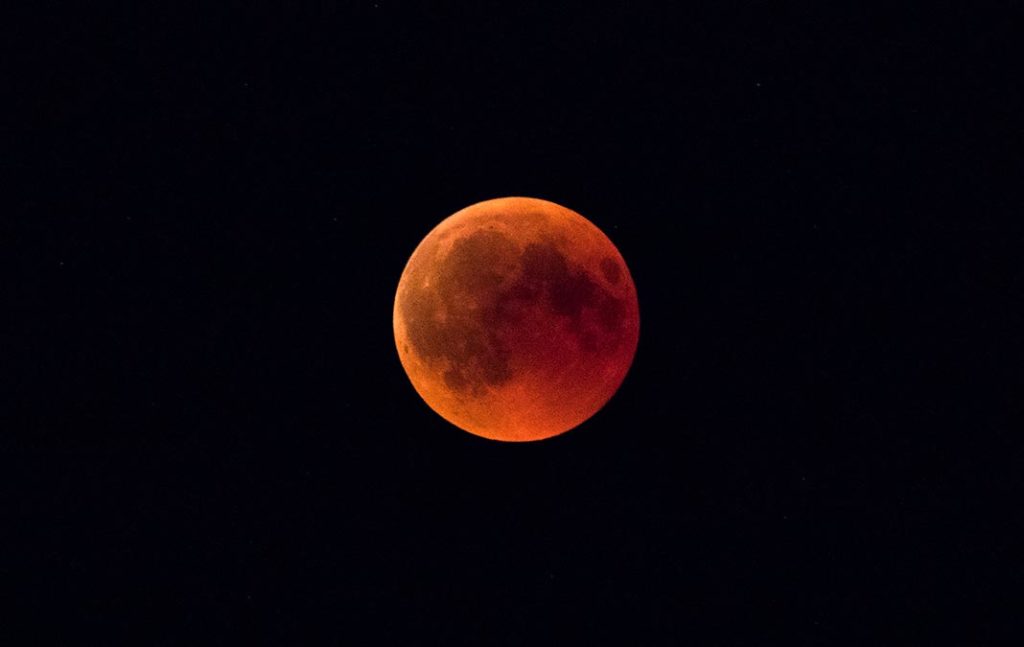 La lune rousse, immortalisée par le photographe Pascal Frédéric à Gerardmer dans les Vosges.