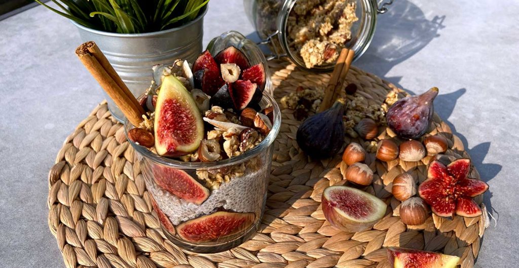 Recette de pudding de chia à la cannelle, aux figues et granola aux noisettes par Vanessa Ritter.