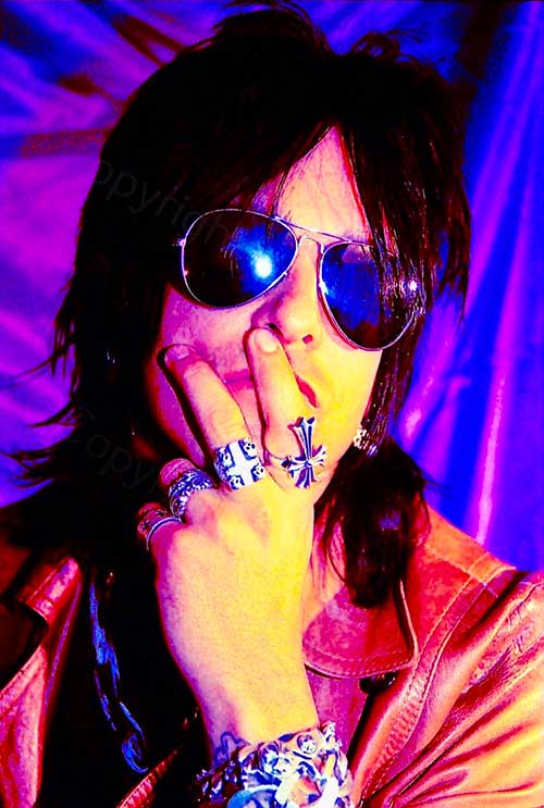 Nikki Sixx du groupe Mötley Crüe photographié par Nicolas Kontos, photographe musical.