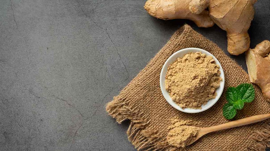 Racine de gingembre e t poudre de gingembre.