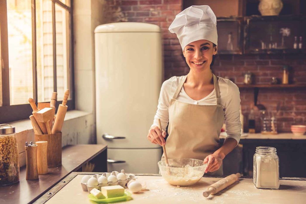 Une pâtissière prépare un gâteau.