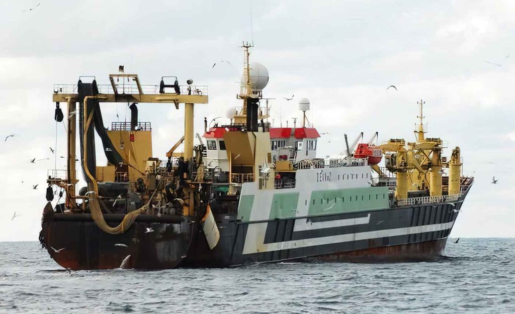 chalutier géant pour la pêche intensive.