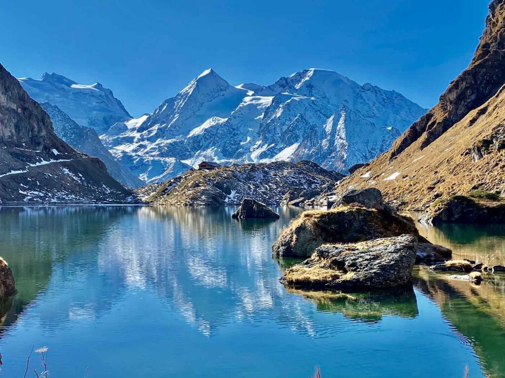 Paysage de montagne suisse avec Loïc Perez, guide de haute montagne dans le Valais suisse.