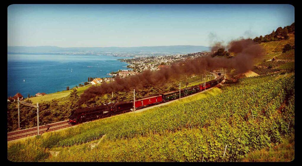 Swiss classic train : repas gastronomique à bord d'un antique train à vapeur en Suisse romande.