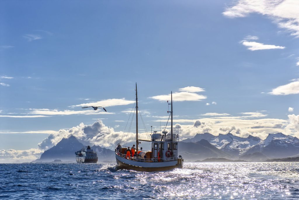 Hurtigruten-paquebot-bateau-pecheur-photo-Agurtxane-Concellon