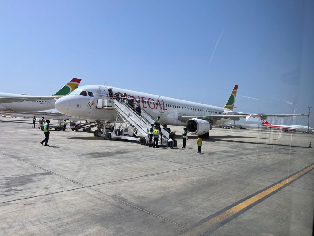 Avion d'André Mermoud à l'aéroport au Sénégal