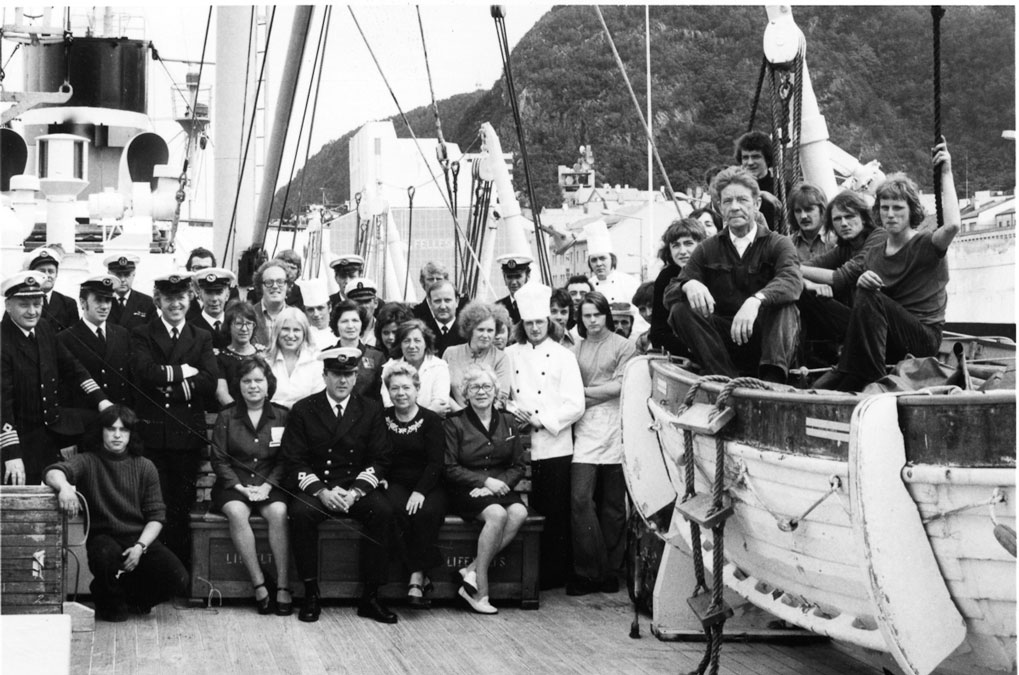 hurtigruten-photo-equipage-noir-et-blanc