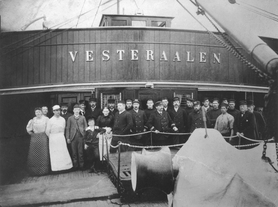 Equipage de l’époque du capitaine Richard With. Le Vesteraalen fut le premier navire. Photo d’archives de Hurtigruten