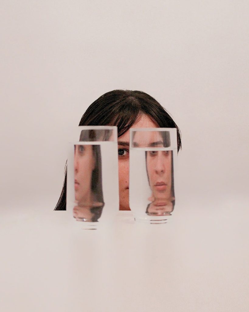 Photo d'une femme derrière des verres d'eau, métaphore des troubles de la vision