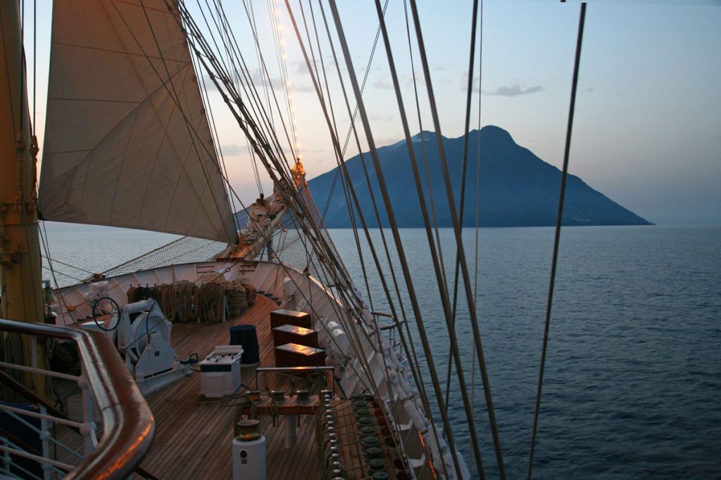 star-clipper-devant-stromboli