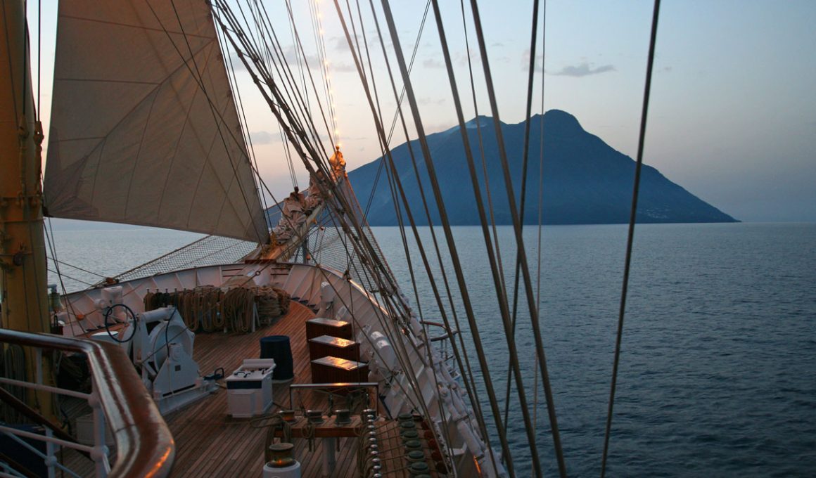 star-clipper-devant-stromboli
