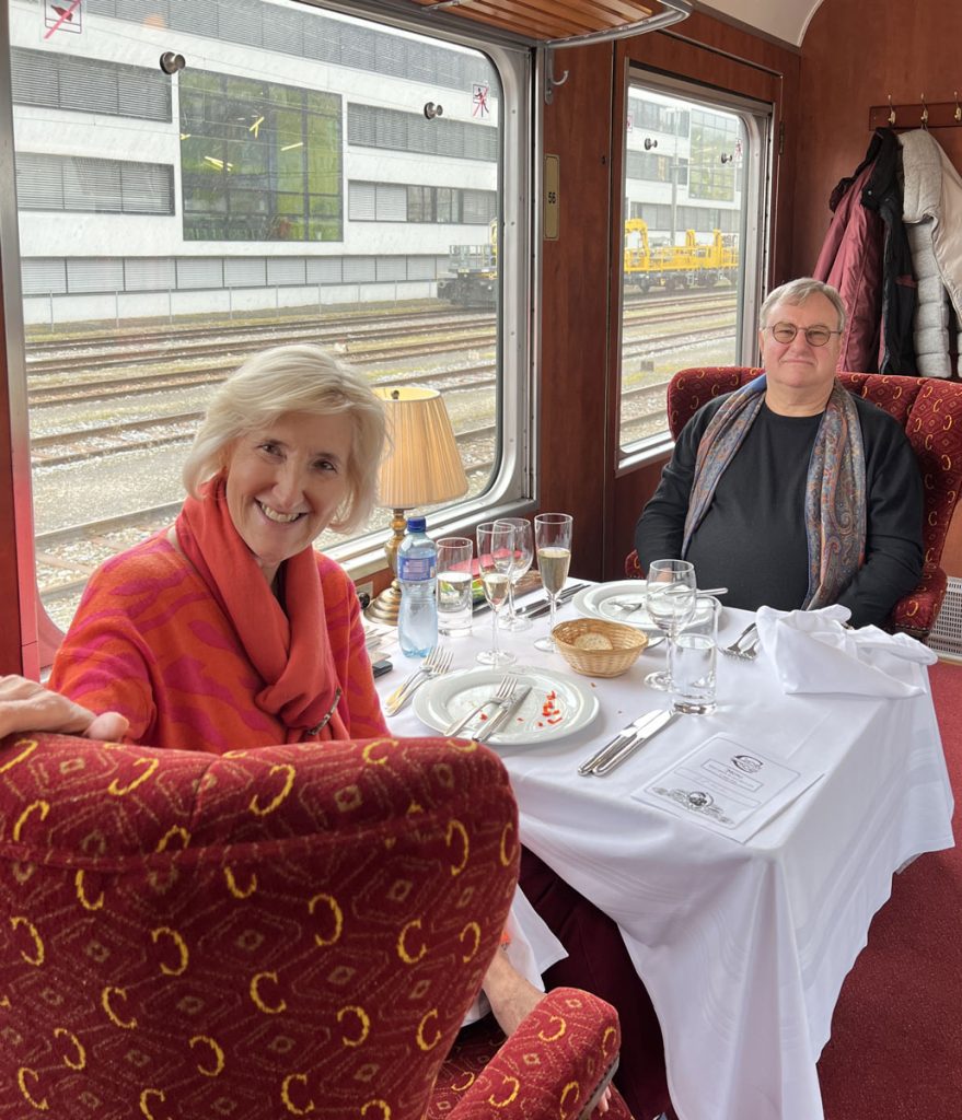 swiss-classic-train-couple-passagers