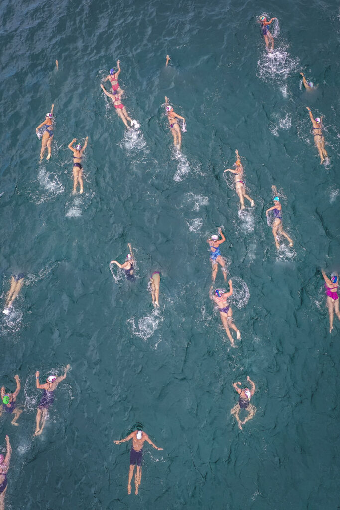 personnes-nagent-eau-vue-du-ciel