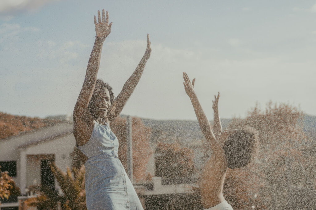 femme-enfant-cap-vert-pluie-joie