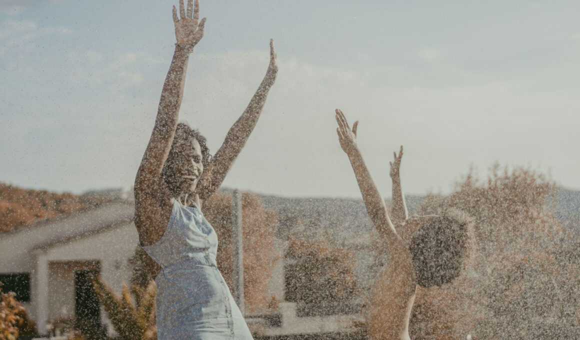 femme-enfant-cap-vert-pluie-joie