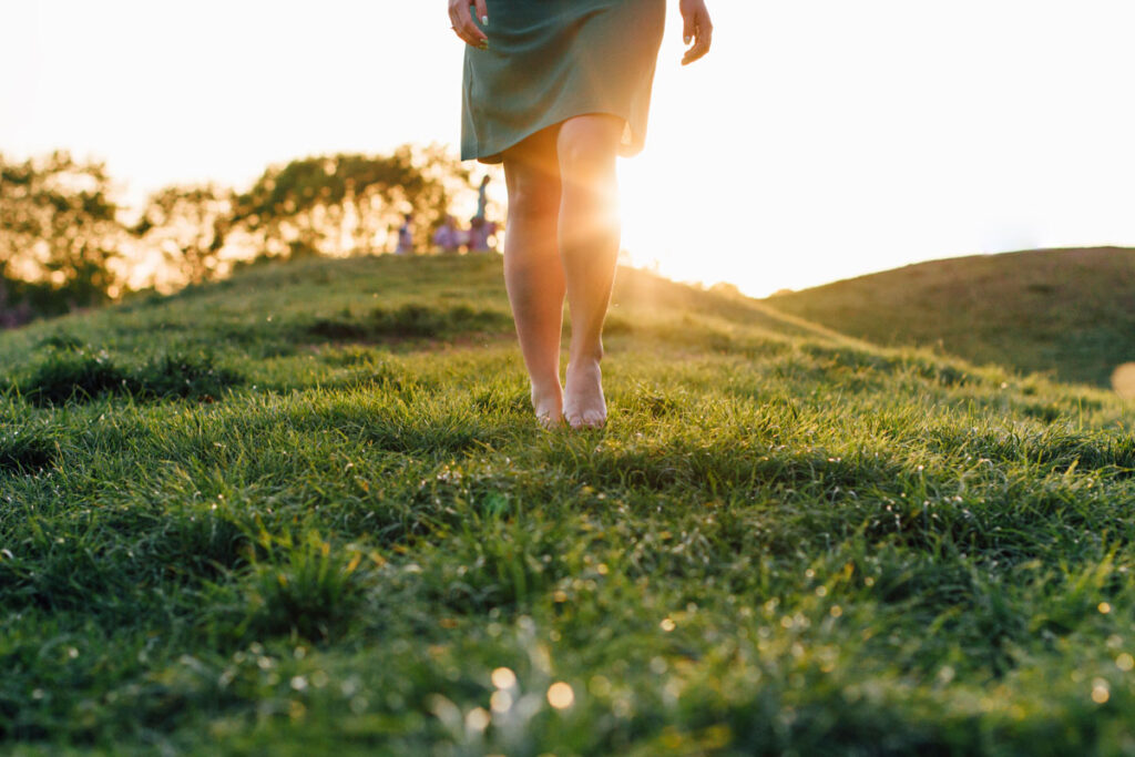 hygiene-femme-marche-herbe