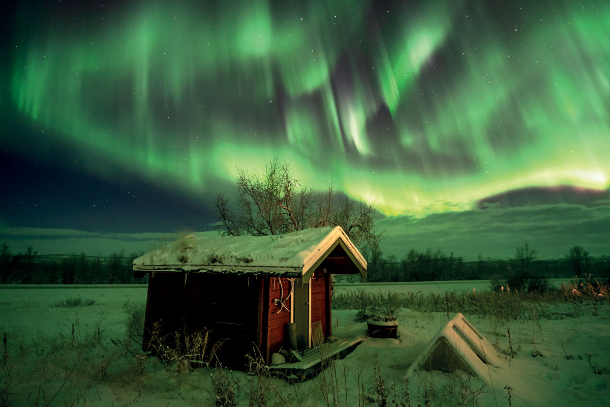 Cap-Nord-aurores-boreales-cabane-Jan_Hvizdal
