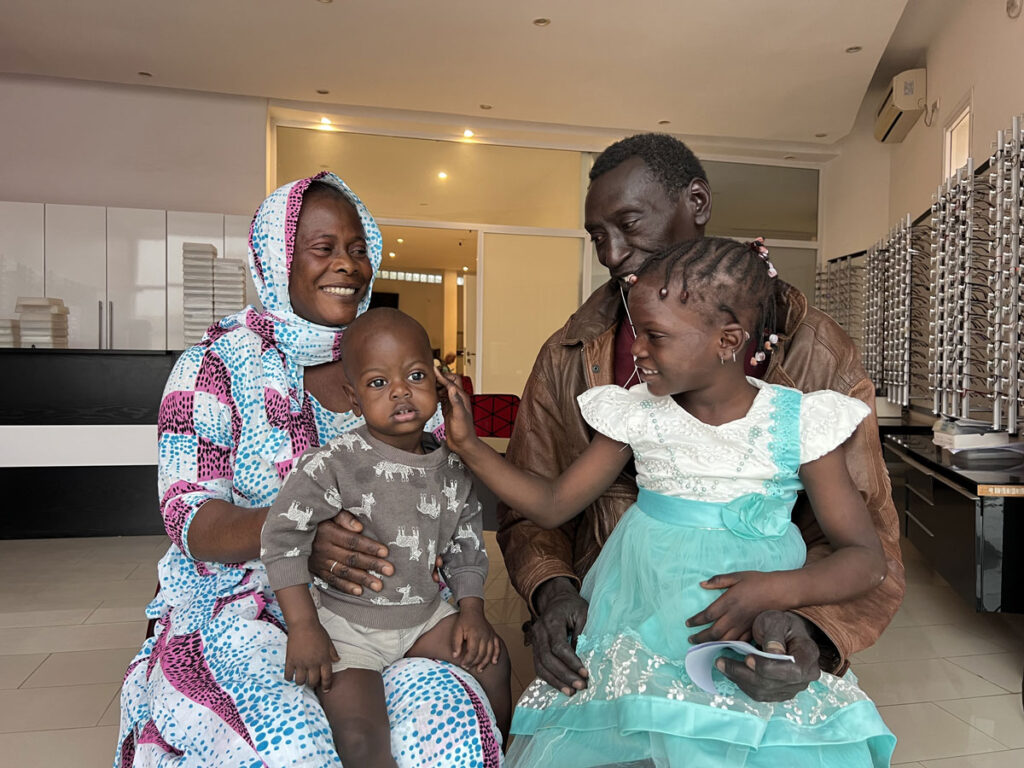 Petite fille africaine en famille