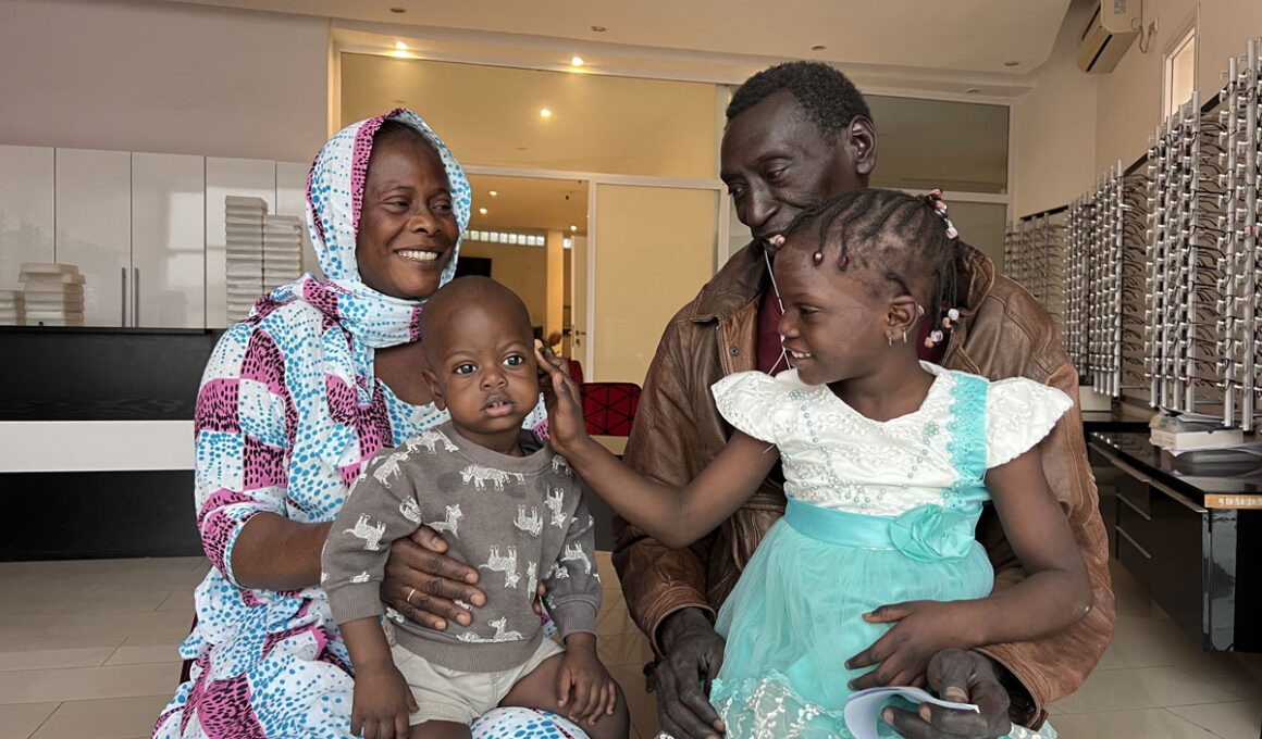 Petite fille africaine en famille