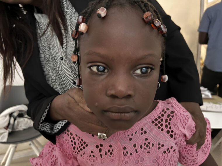 Jalia Rwanda Jalia, six ans, voit pour la première fois de sa vie 💞 - Découverte MAG