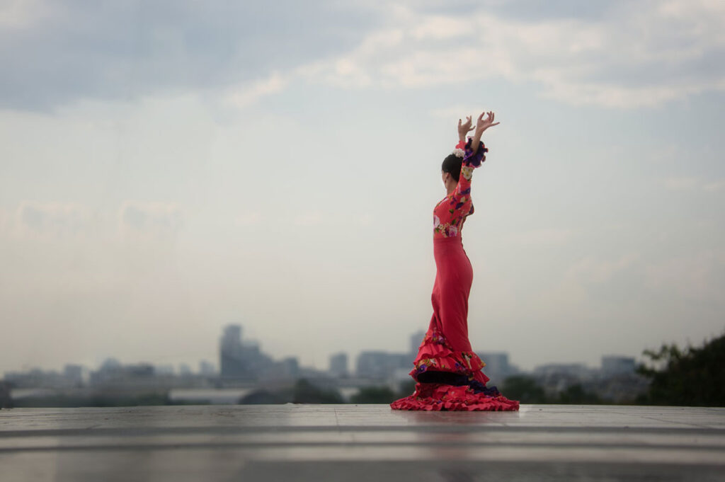 Femme qui danse le flamenco sur le champ de Mars à Paris
