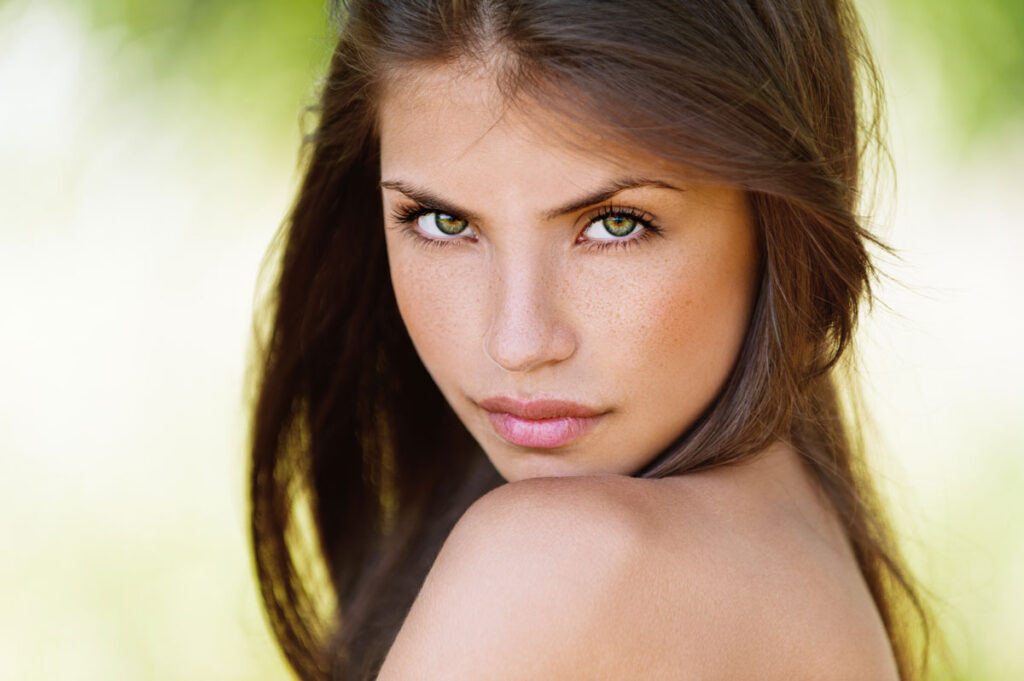 Une belle fille avec un regard envoutant