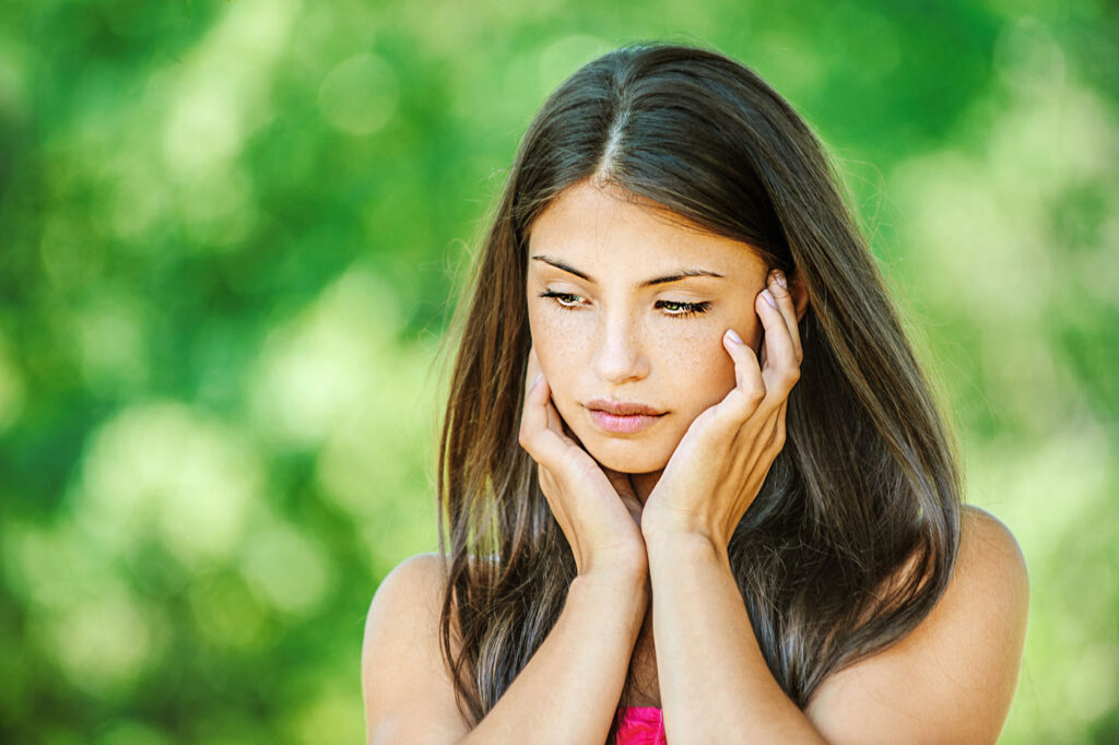 Belle jeune femme triste ou préoccupée
