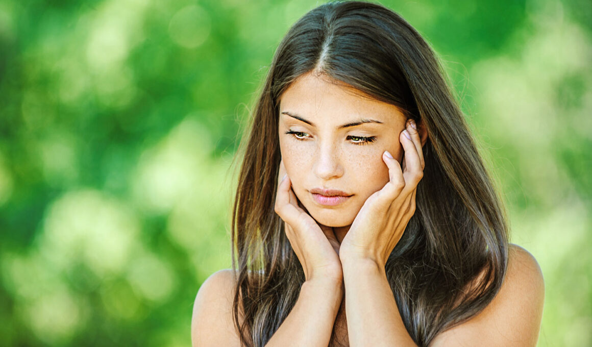 Belle jeune femme triste ou préoccupée