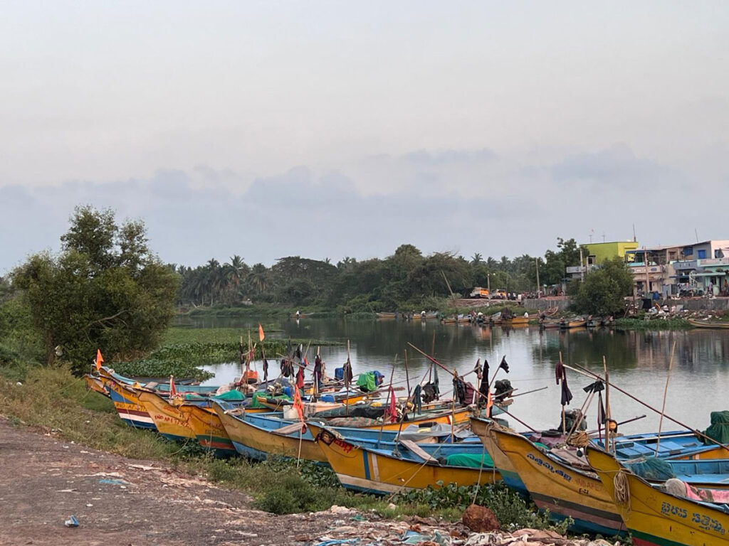 Des bateaux de pêche dans un village indien