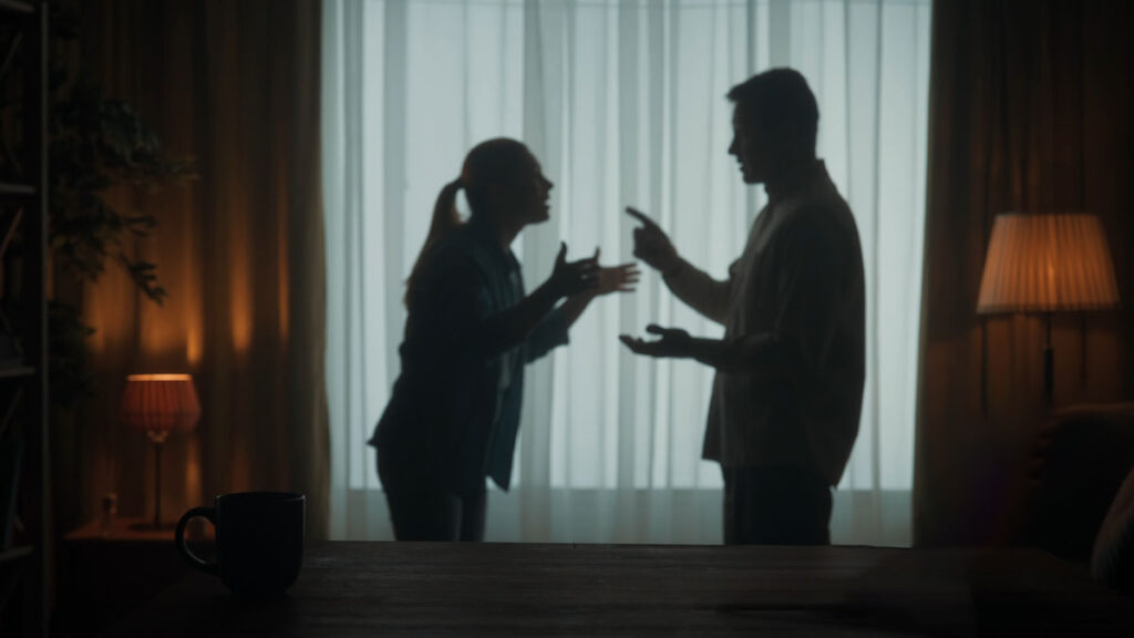 Un homme et une femme se disputent dans leur salon