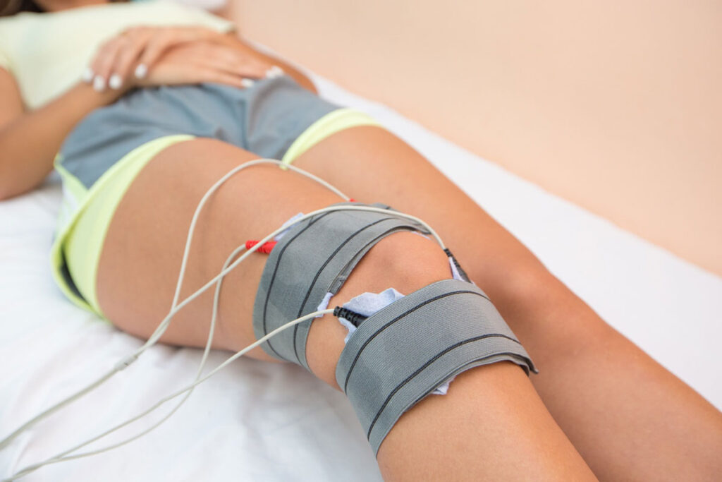 Femme avec un genou blessé