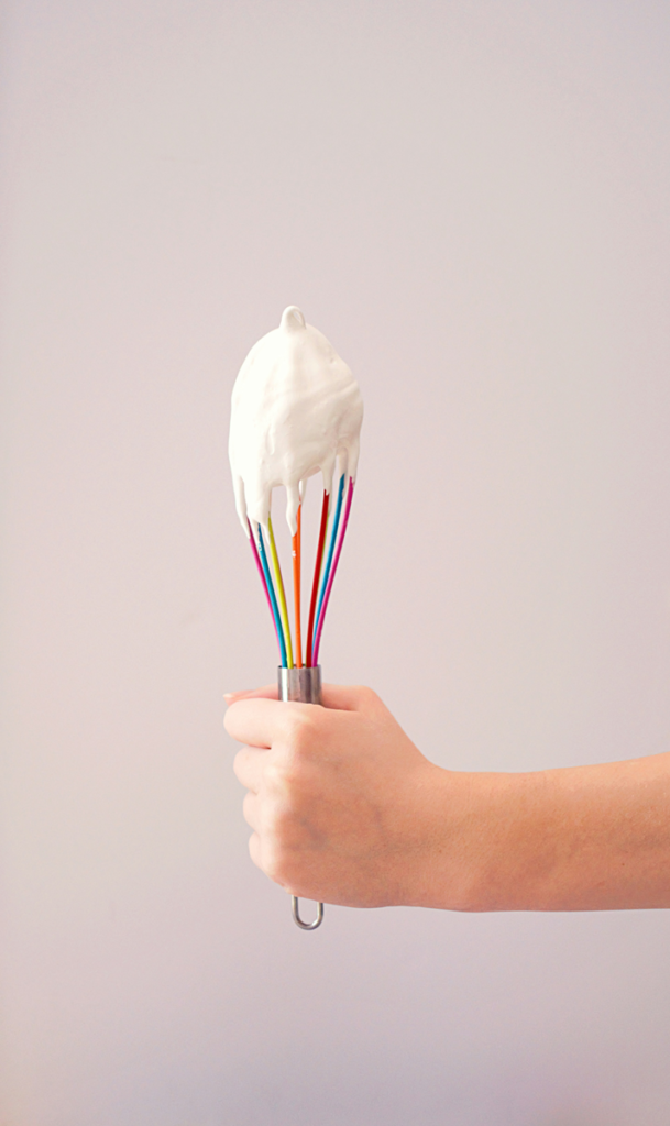 Un fouet manuel multicolore avec de la chantilly