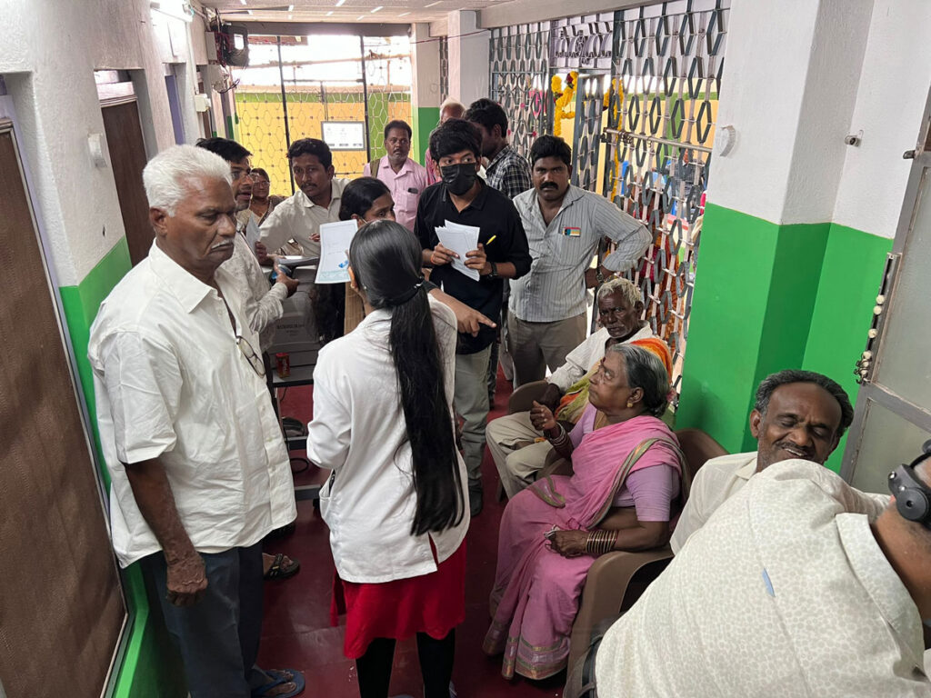 Le couloir bondé de l'hôpital en Inde