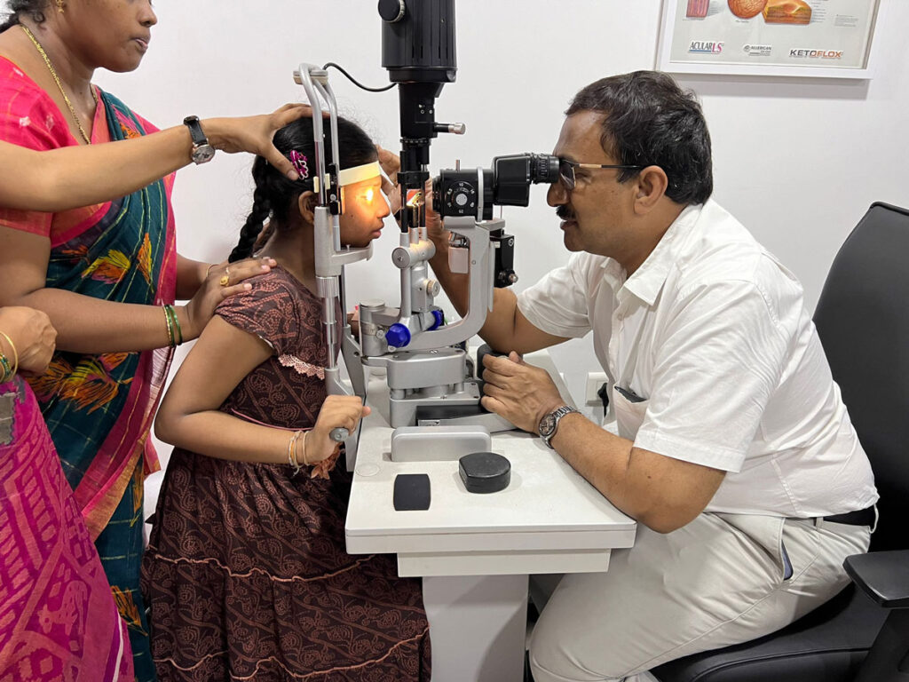 Neela fait contrôler ses yeux avant opération