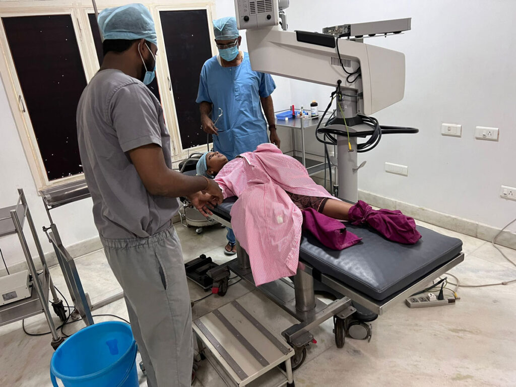 Neela sur la table d'opération