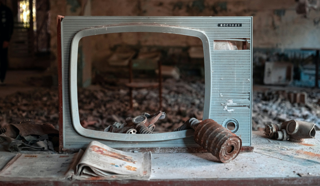 Un vieux poste de télévision sur fond de chaos à Tchernobyl