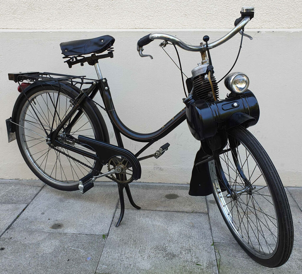 Un vélo solex noir vintage