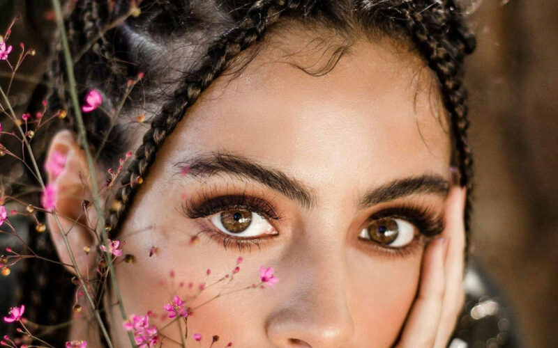 Belle jeune femme brune aux yeux marron