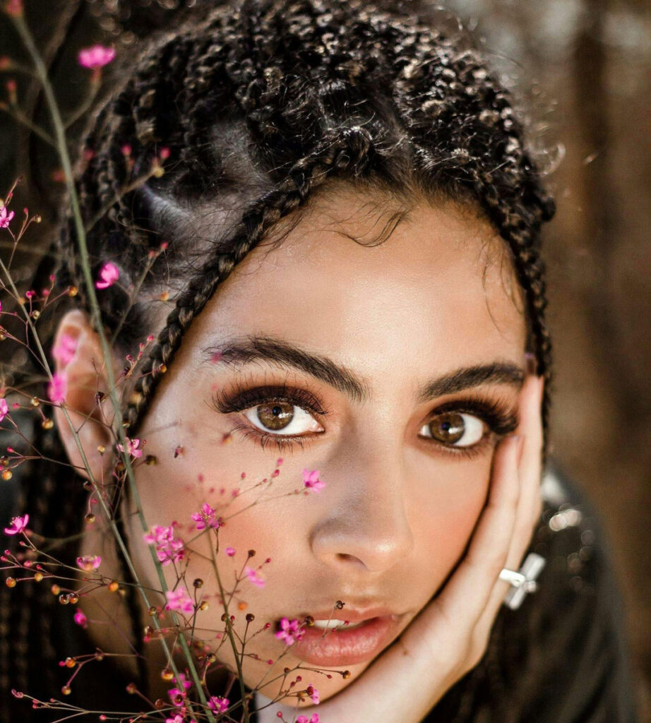 Belle jeune femme brune aux yeux marron