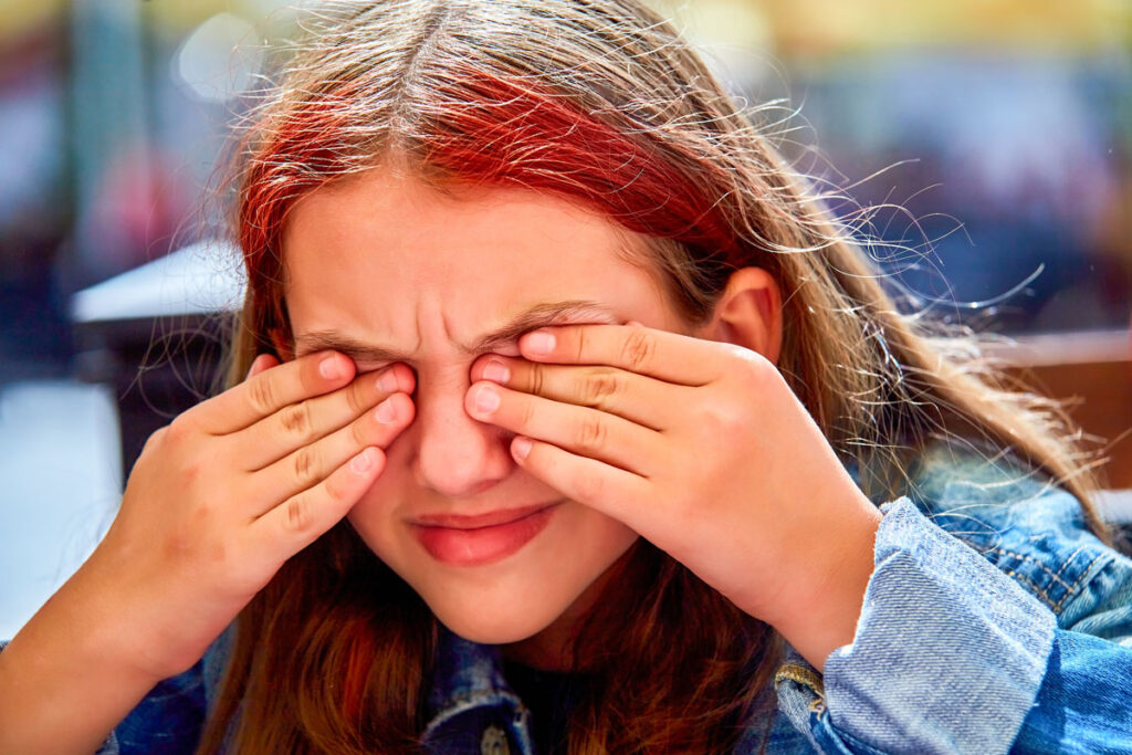Fille qui se frotte les yeux
