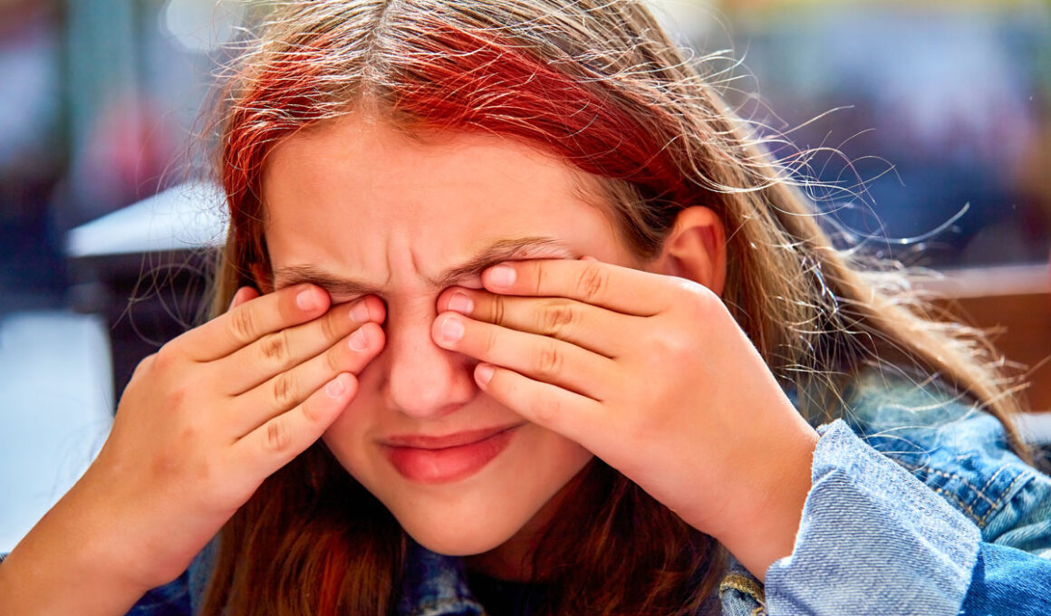 Fille qui se frotte les yeux