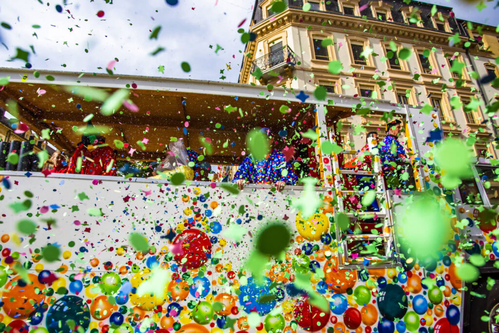 Des chars avec des confettis