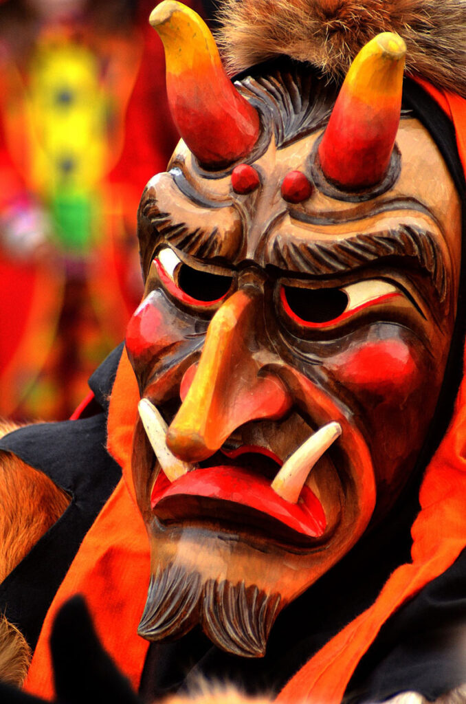 Un masque de personnage de carnaval folklorique