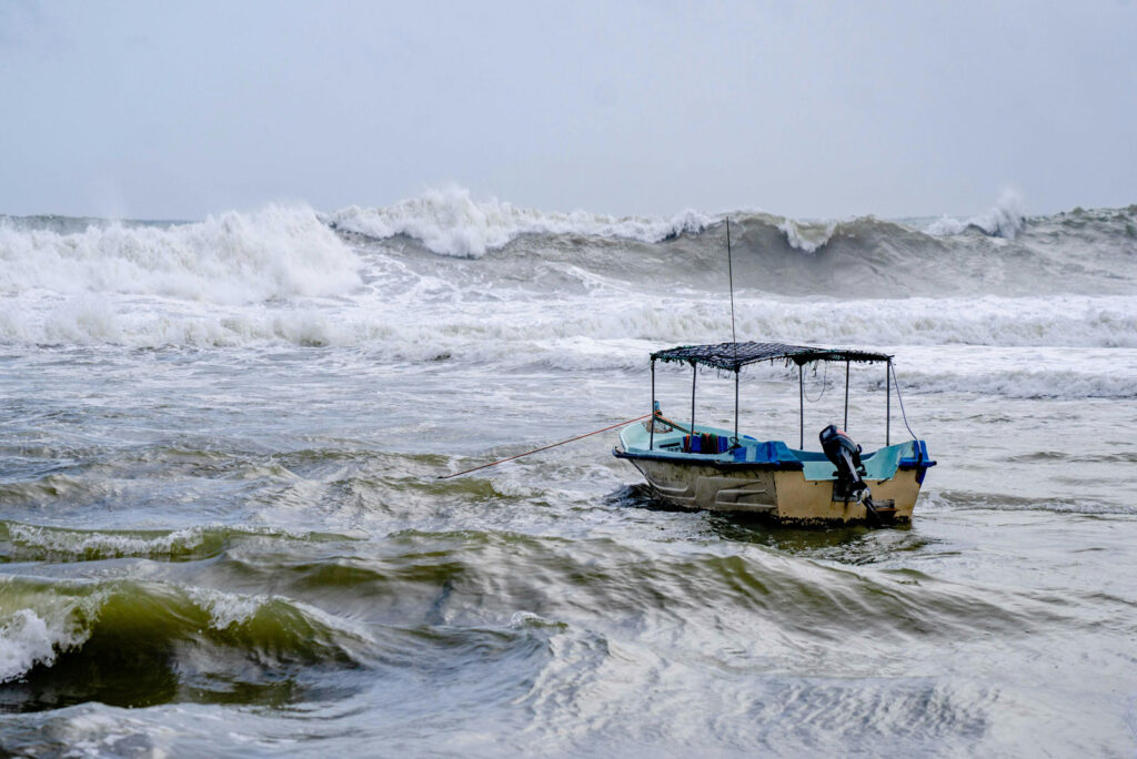 un bateau qui affronte la tempête