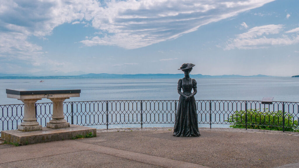 Sculpture au bord du lac de Neuchâtel