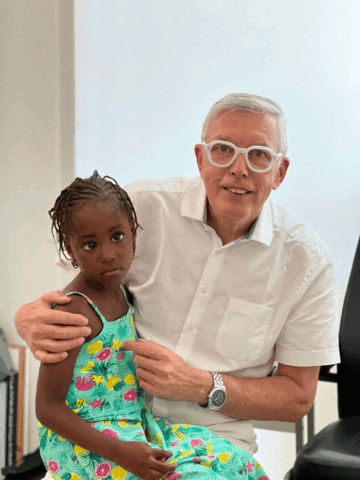 Mermoud-fillette-2 André Mermoud avec une des fillettes opérées