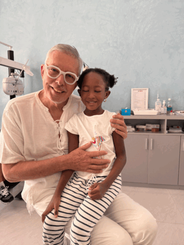 Mermoud-fillette André Mermoud avec une des fillettes opérées