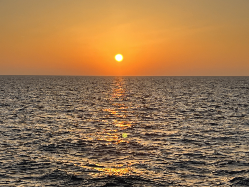 Un coucher de soleil sur la mer près des iles Stromboli