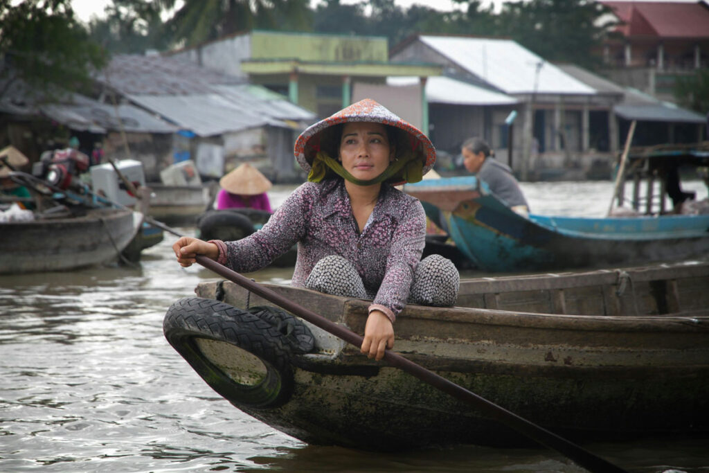 Femme vietnamienne sur sa pagode